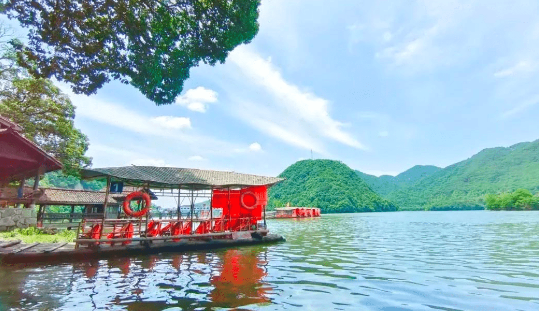 逍遥岩岭湖